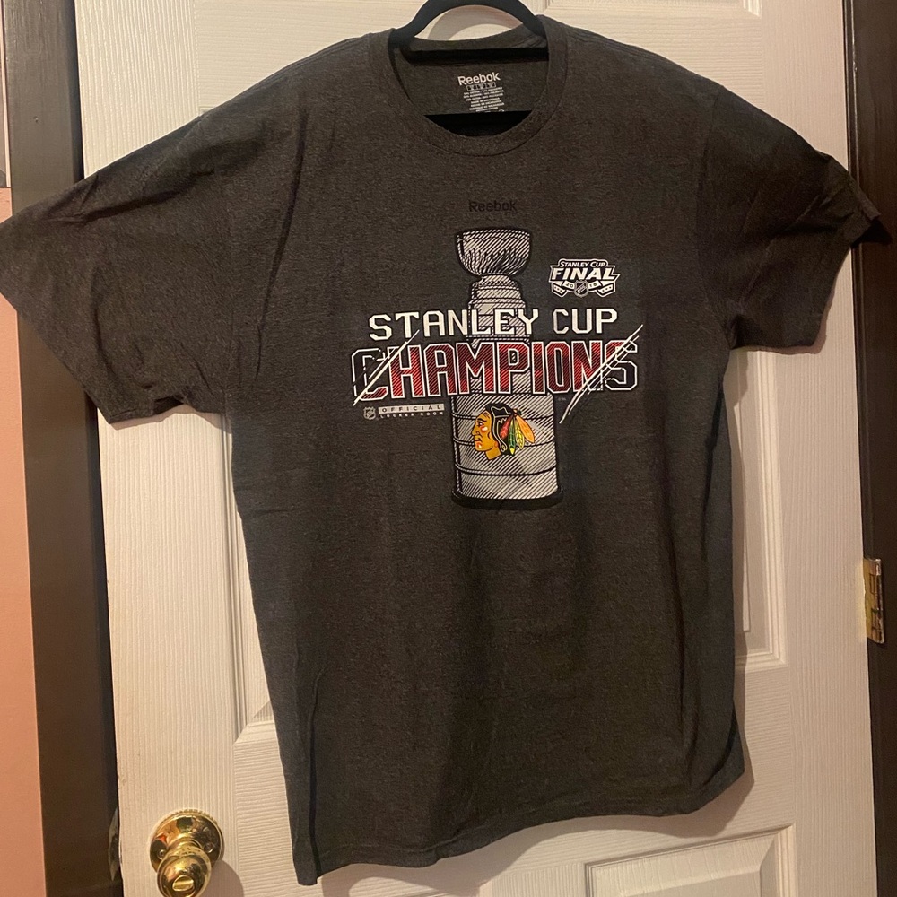 REEBOK NHL Men’s 2015 Stanely Cup Champions T-Shirt Size XL. Gray.